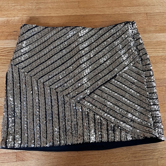Gold sparkly skirt from Lulus size small - Picture 1 of 3